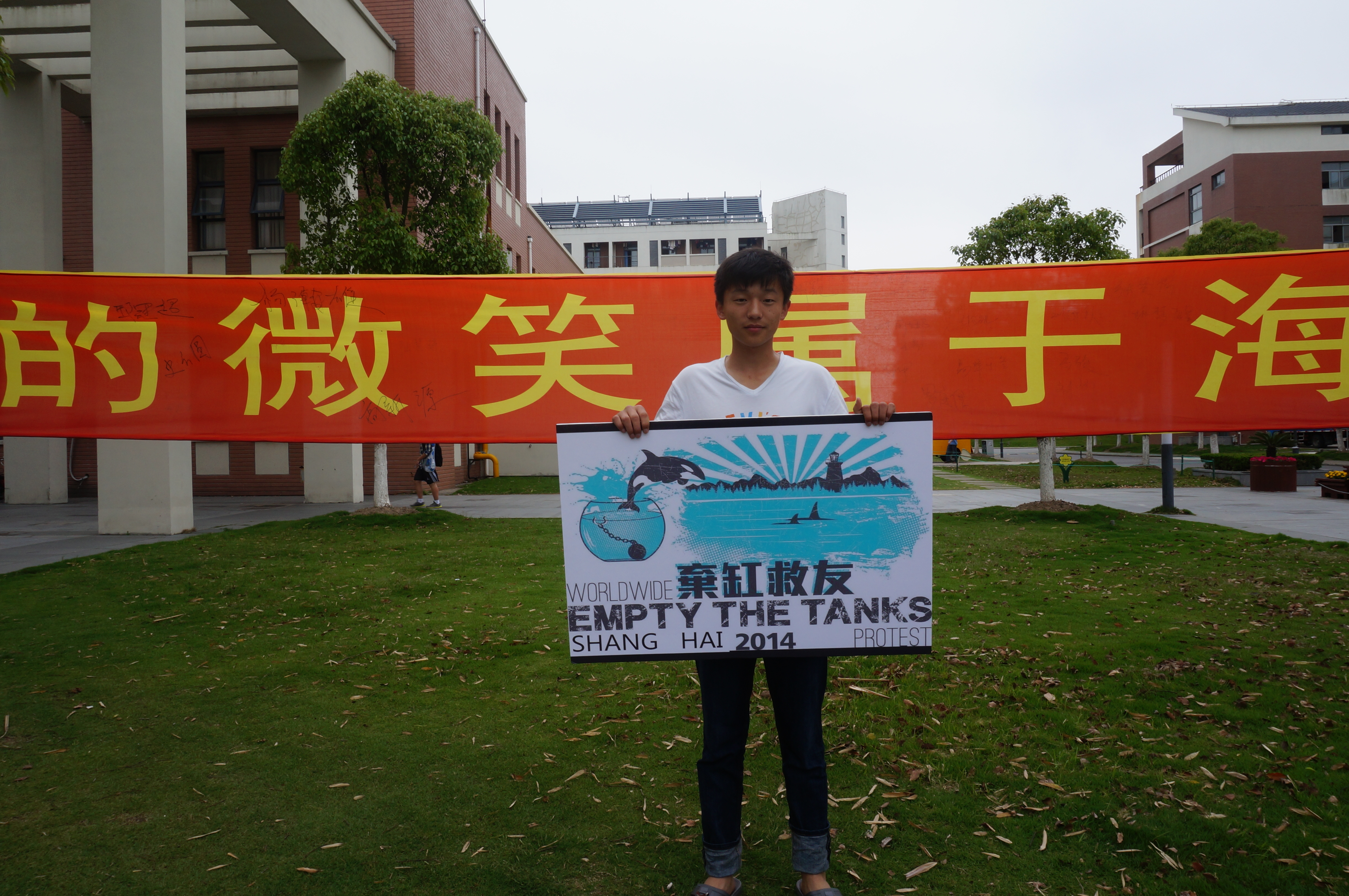 Students stage demo against whale and dolphin captivity